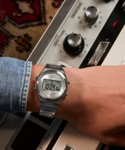 Timex Vintage|Stainless Steel*Q ® Q80 Continental 39mm Stainless Steel Bracelet Watch